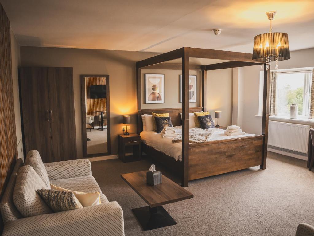 韦尔斯十字路口酒店的一间带天蓬床的卧室和一间客厅