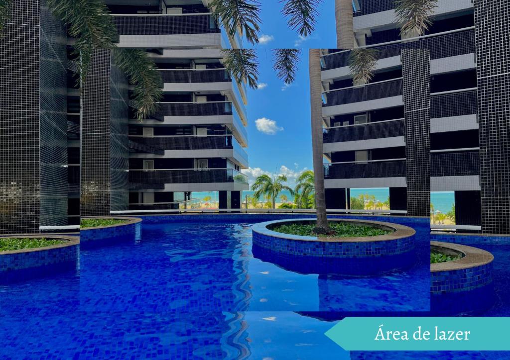 福塔莱萨Landscape Beira-Mar Perfect的一座建筑前的棕榈树游泳池的 ⁇ 染