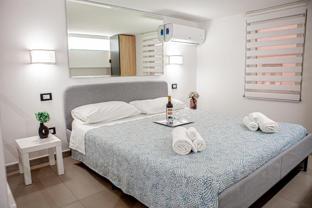 卡塔尼亚Ruggero Settimo - Holiday Houses的一间卧室配有带毛巾的床