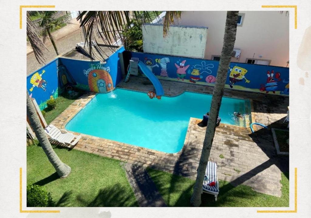 佩鲁伊比Hostel Recanto Peruíbe的游乐场上带滑梯的空水池