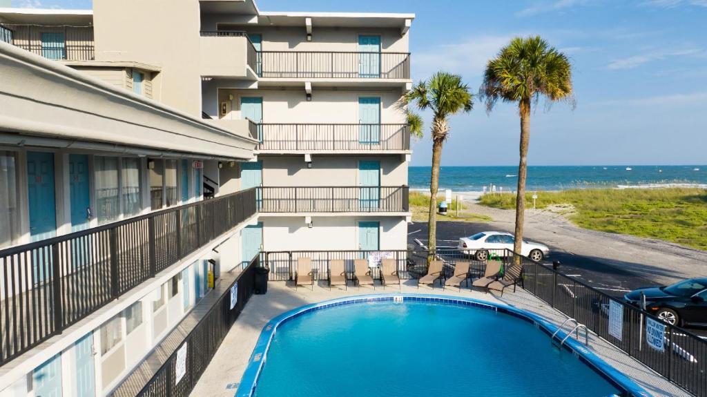 默特尔比奇Aventura on the Ocean的享有酒店游泳池景致的阳台