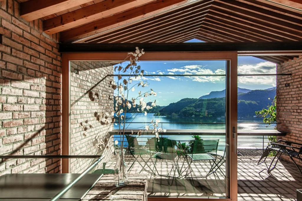 莫尔科泰Casa Brick by Quokka 360 - Luxury Design with Lake View的享有水景和山景的庭院