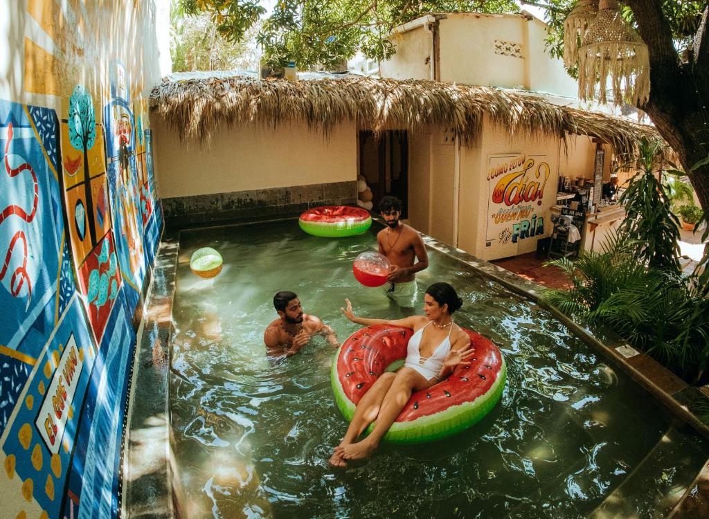 卡塔赫纳Viajero Cartagena Hostel的一群人在室内游泳池里