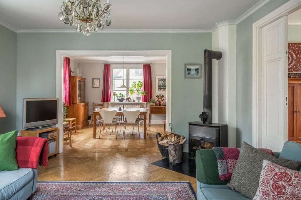 斯德哥尔摩Charming House in Enskede的带沙发的客厅和用餐室