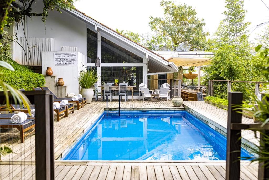 巴拉奈里奥-坎布里乌芬理希梦专属旅馆的一个带甲板和房子的游泳池