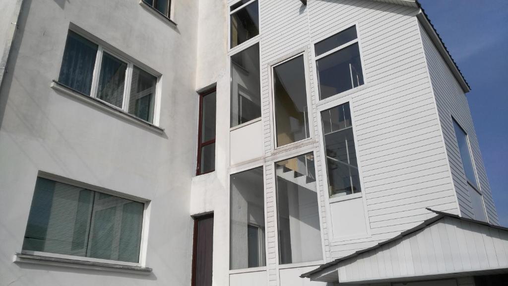 考纳斯Jurgis Guest house的白色的建筑,窗户在建筑的一侧