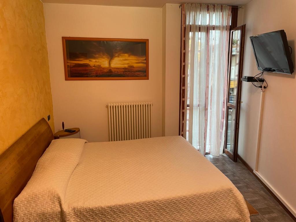 RoncopascoloIntero appartamento - Parma zona Fiera的一间卧室配有一张床和一台平面电视