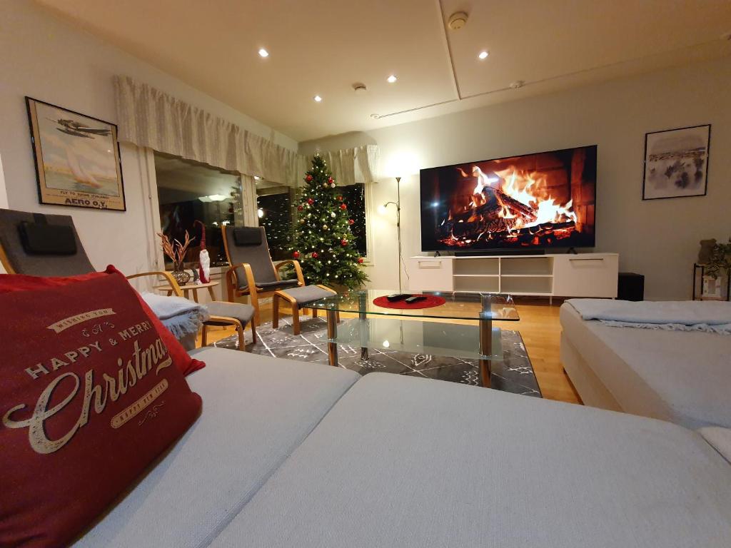 罗瓦涅米Nord Riverside的客厅设有壁炉和圣诞树