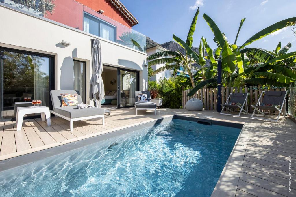 艾日GROUND FLOOR VILLA GRAZIELLA 200 M FROM THE BEACH的一座带游泳池和庭院的房子