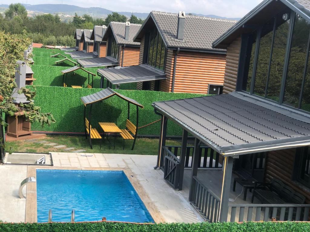 卡特佩SAPANCA FAMİLY RESORT的享有带游泳池的别墅的顶部景致