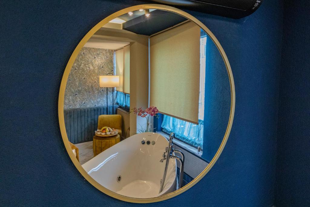 伊斯坦布尔阿拉敏塔克西姆酒店的一间带圆形镜子浴缸的浴室