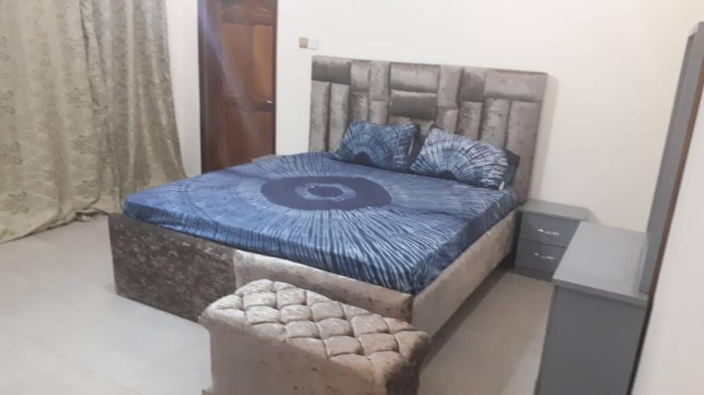 Sohna's Paradise Residence的一间卧室配有一张带蓝色棉被的床