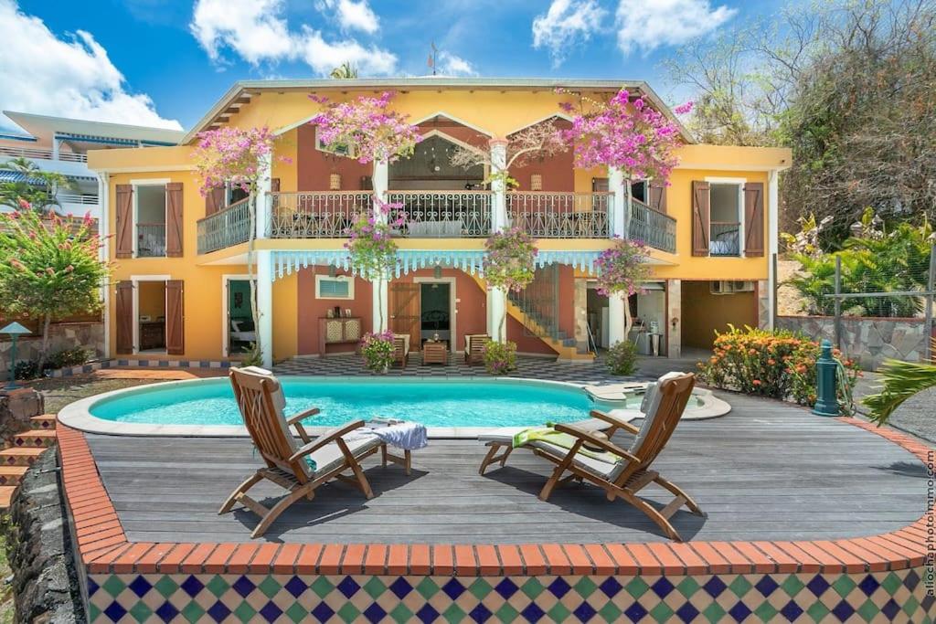舍尔谢Villa Sol Y Sombra的别墅 - 带游泳池和2把椅子