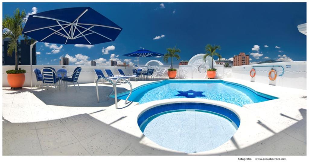 布卡拉曼加美景酒店的一个带椅子和遮阳伞的游泳池