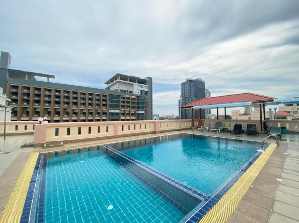 芭堤雅市中心A.A. Pattaya Golden Beach Hotel的大楼顶部的大型游泳池