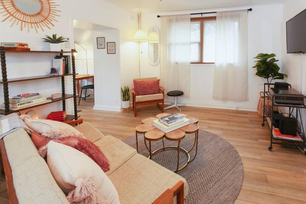 梅德福Classic & Cozy Apartments - Parking & Close To Dw的客厅配有沙发和桌子