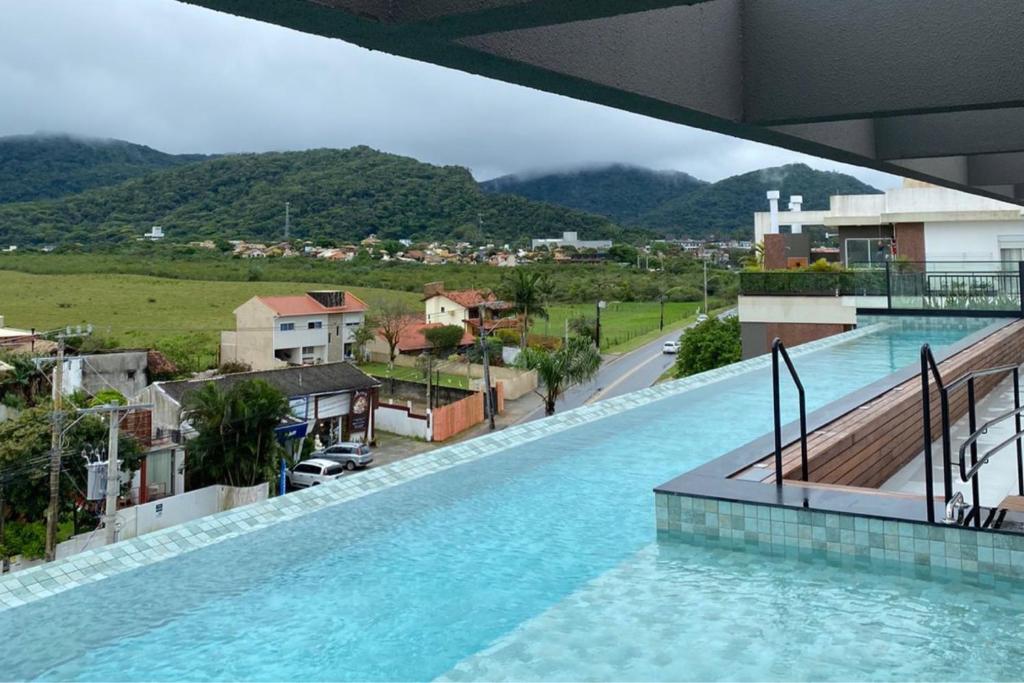 弗洛里亚诺波利斯Seu Canto no Mar do Campeche的从大楼内可欣赏到游泳池的景色