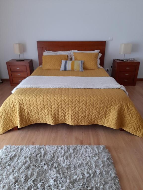 拉戈阿Azoresaccommodation的一间卧室设有一张大床和两个床头柜