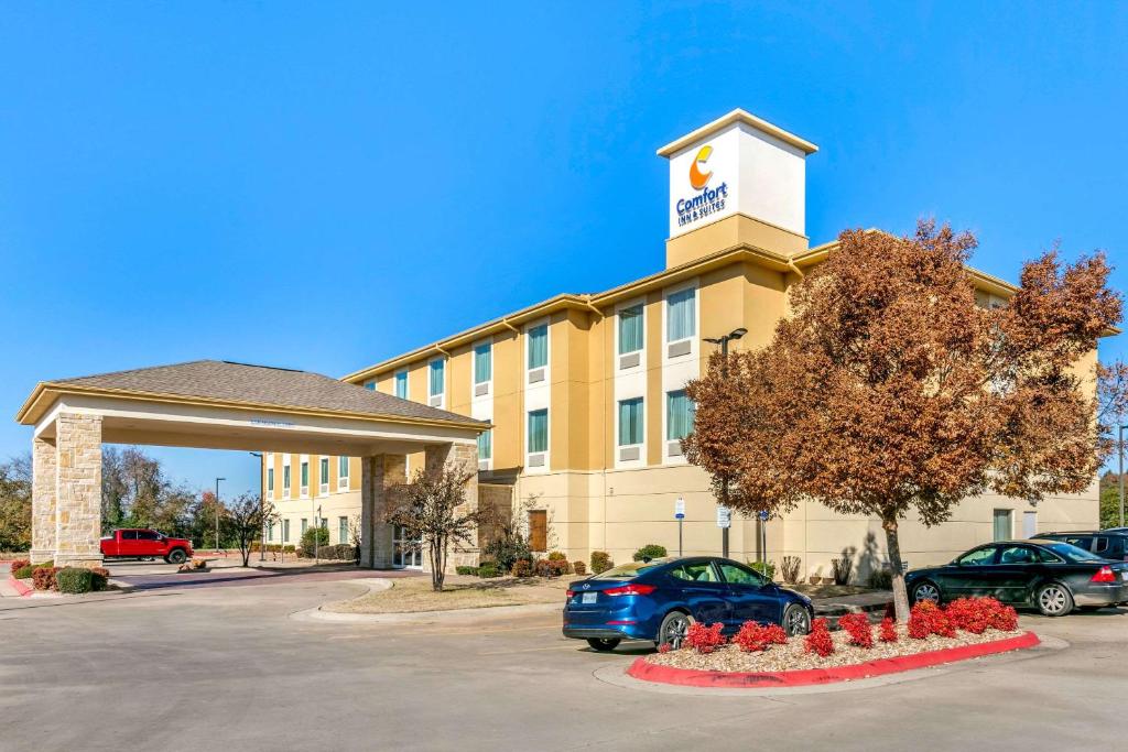 Van BurenComfort Inn and Suites Van Buren - Fort Smith的一辆汽车停在大楼前的酒店