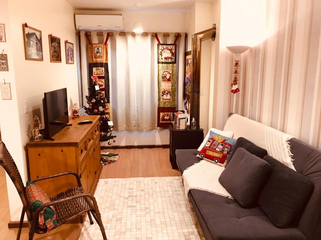 格拉玛多Refúgio na Serra, um espaço para ser desfrutado!的带沙发和圣诞树的客厅