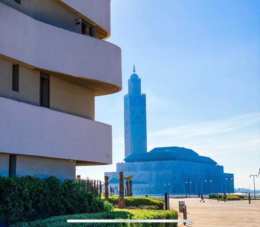 卡萨布兰卡Appartement Ocean View - Marina Casablanca的一座大建筑,后面有钟楼