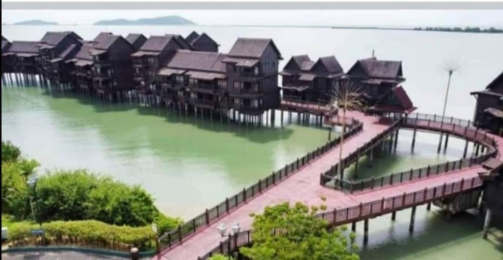 珍南海滩Villa Dalam laut 530的水中桥上的一排房子