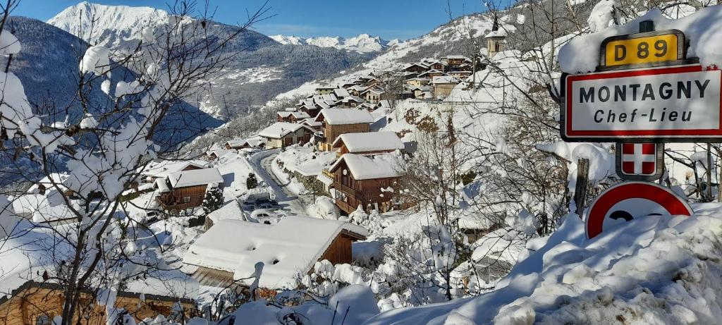 MontagnySki Chalet - Chez Helene Ski fb的山前雪中的标志