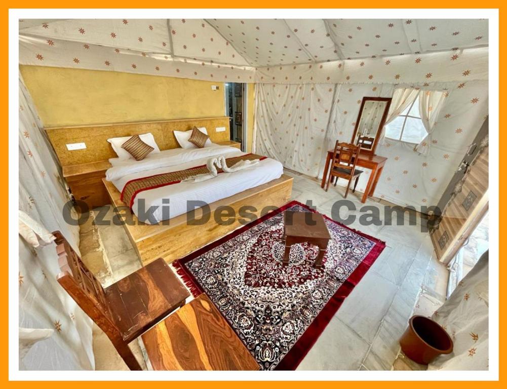 斋沙默尔Ozaki Desert Camp的卧室享有高空美景,配有一张床和一张桌子
