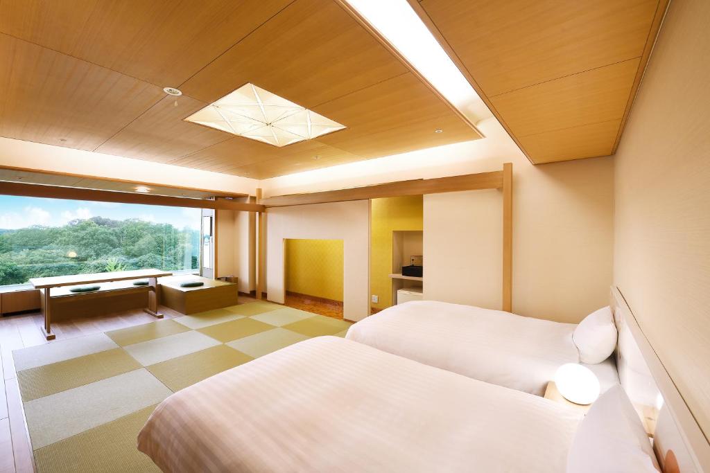 所泽市掬水亭旅馆的酒店客房设有两张床和窗户。