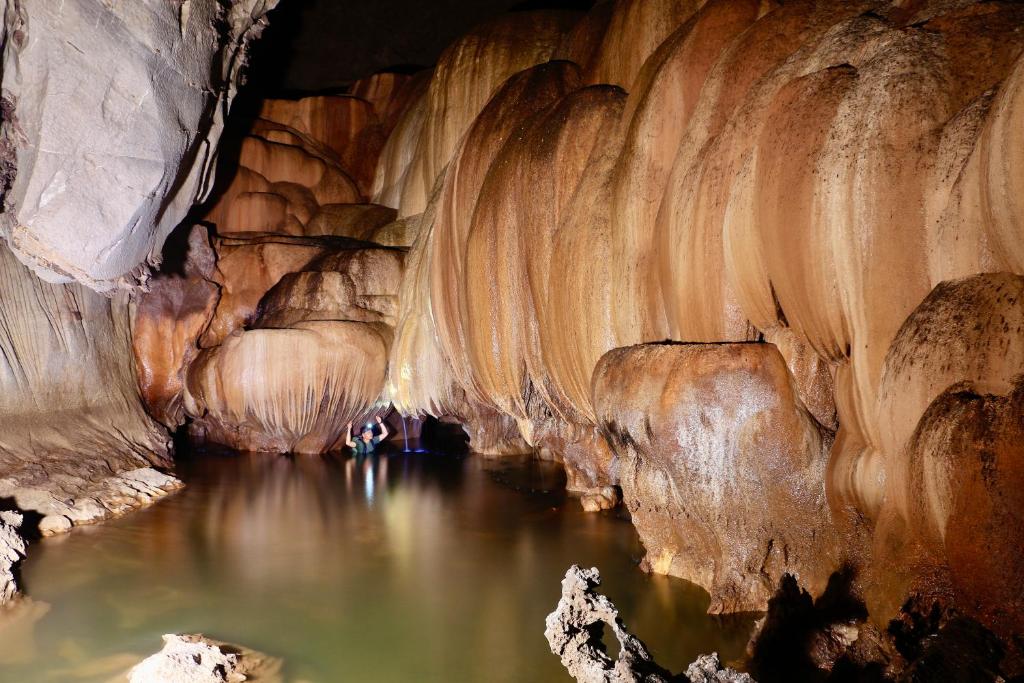 Pang MaphaGJ TOUR的洞穴里有一个水池