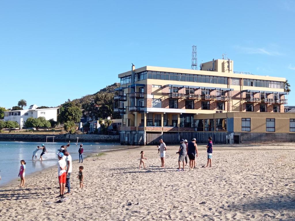 萨尔达尼亚霍德吉斯拜酒店的一群站在海滩上的人