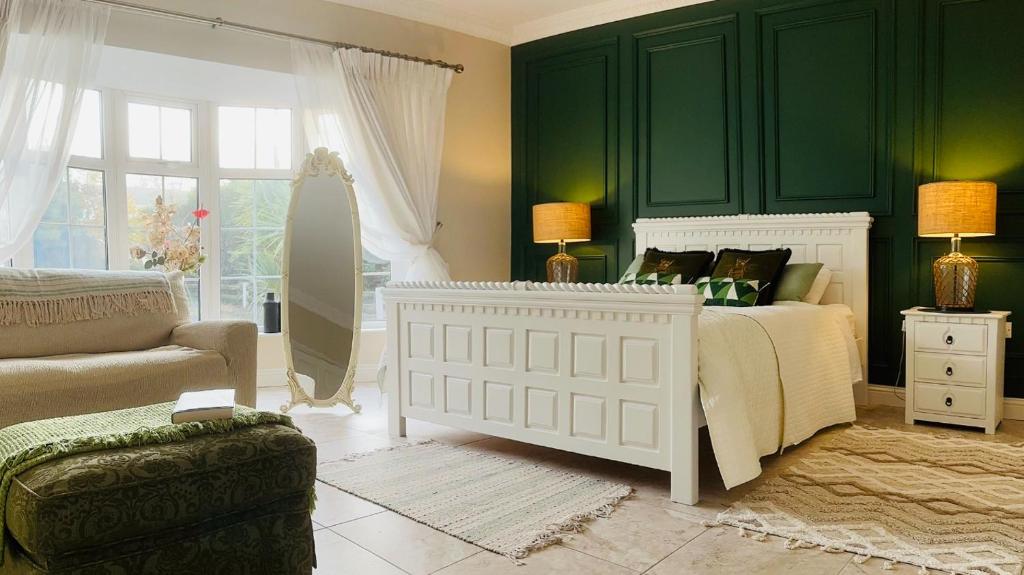 新罗斯Beaufort House Accomodation的一间卧室设有一张床和绿色的墙壁