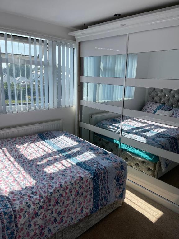 BroadwaterNISHAT & AMAAN的一间卧室配有两张床和镜子