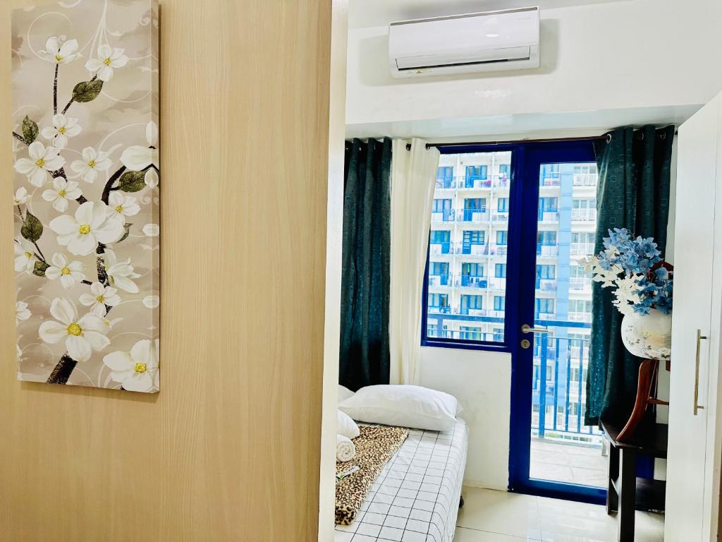 马尼拉Sea Residences - Property Val Alano 0995-448-8872的客房设有床和窗户。