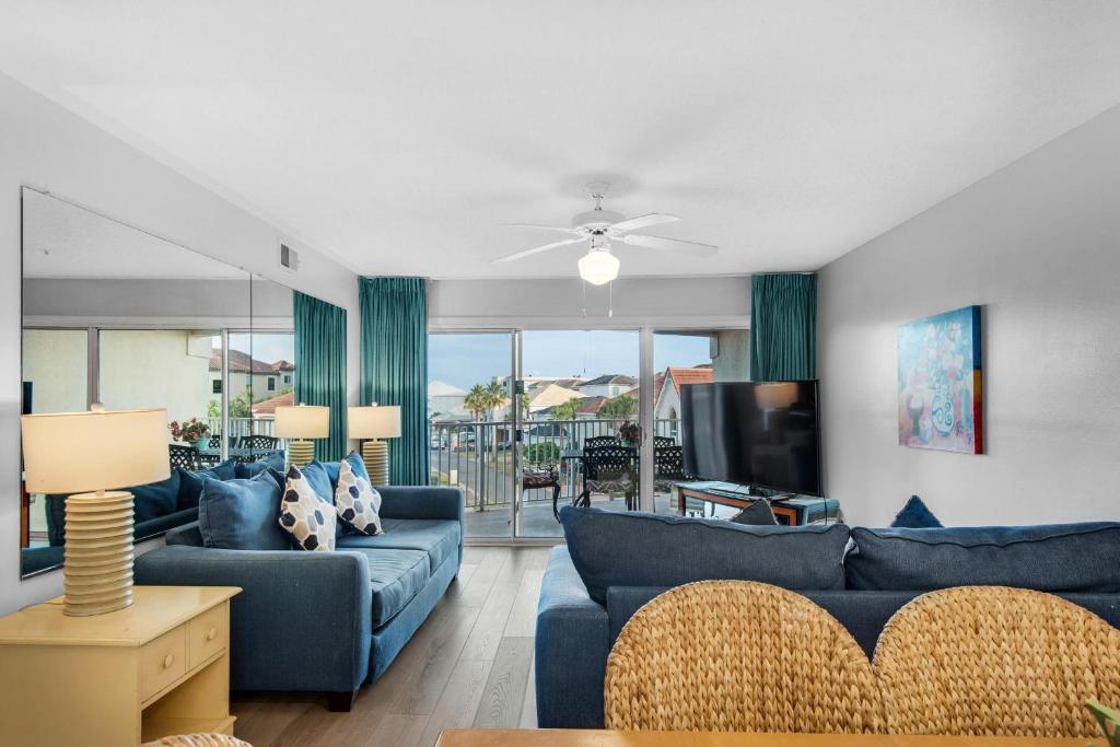 德斯坦Maravilla 1309的客厅配有蓝色的沙发和电视
