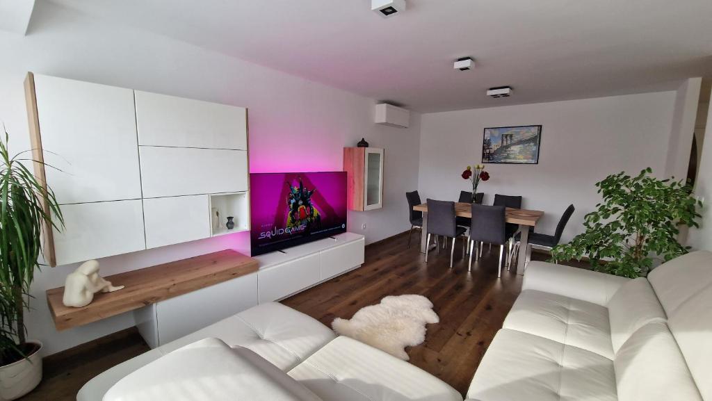 马里博尔Apartma VAL的客厅配有白色沙发和电视