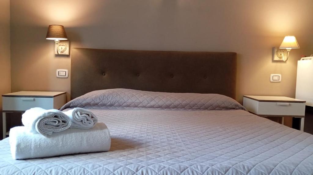 巴里CconfortHotels R&B Cavour - SELF CHECK IN的一间卧室配有一张大床和毛巾
