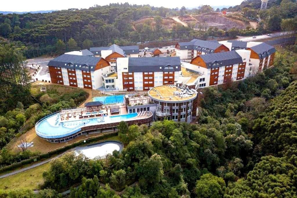 格拉玛多GOLDEN GRAMADO RESORT的享有带游泳池的度假村的空中景致