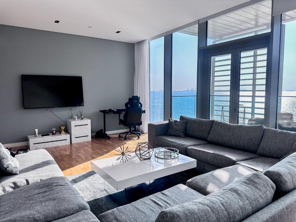 迪拜Fabulous full sea view 3br bluewaters Island的带沙发和电视的客厅