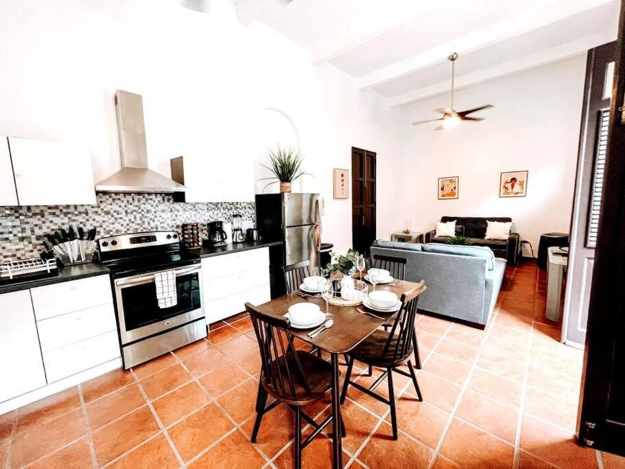 圣胡安65 Fortaleza 1 - N Colonial Apt W/ Balconies & Views的厨房配有桌椅