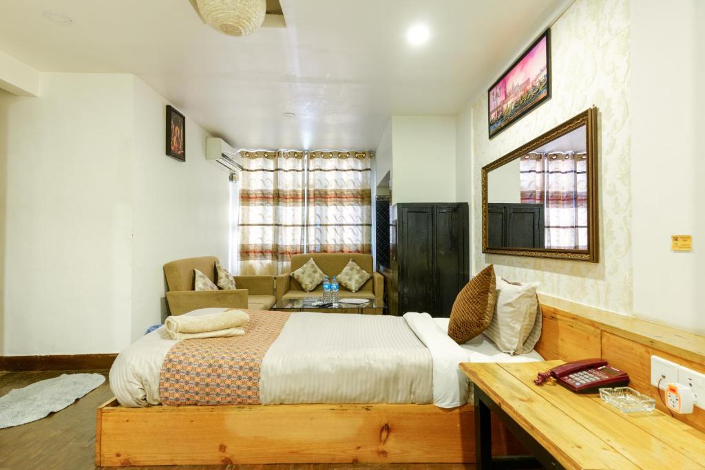 加德满都Hotel Shree Tara的一间卧室配有一张床和一张书桌