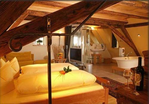 罗滕堡克劳斯叶思图布尔酒店的一间卧室配有一张床、一个浴缸和一个水槽