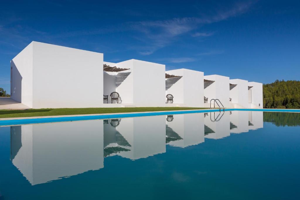 TexugueiraMonte das Texugueiras - Adults Only的水体上一排白色的建筑