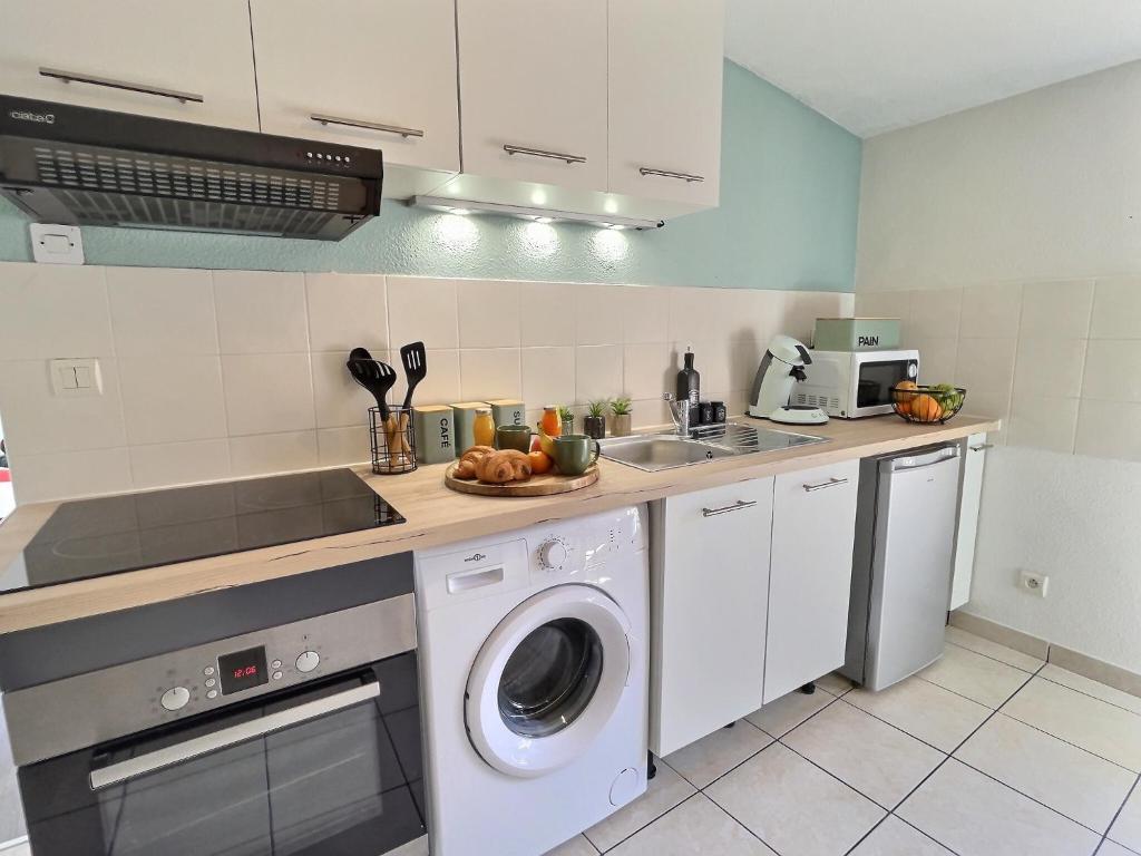 沙伯伊Le Limouche / Vercors - Parking的厨房配有洗衣机和水槽