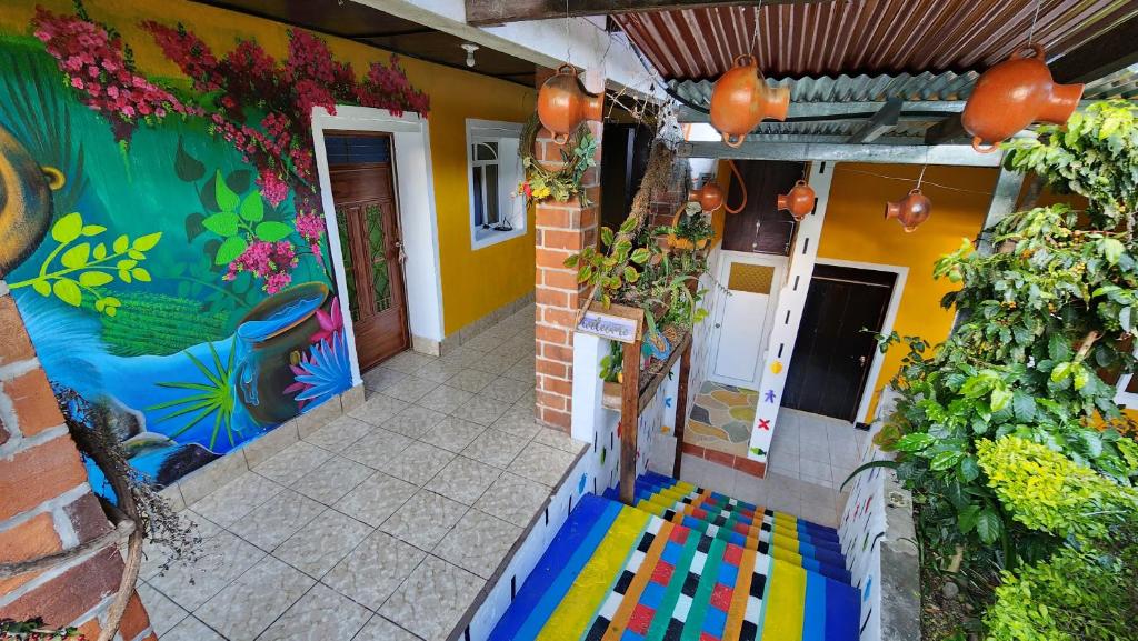 圣胡安拉拉古纳Posada Woochooch的一座多彩的墙壁和门廊的房子