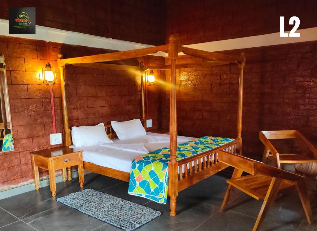 AjraChalobahills Farmstay Resort的一间卧室配有天蓬床和长凳