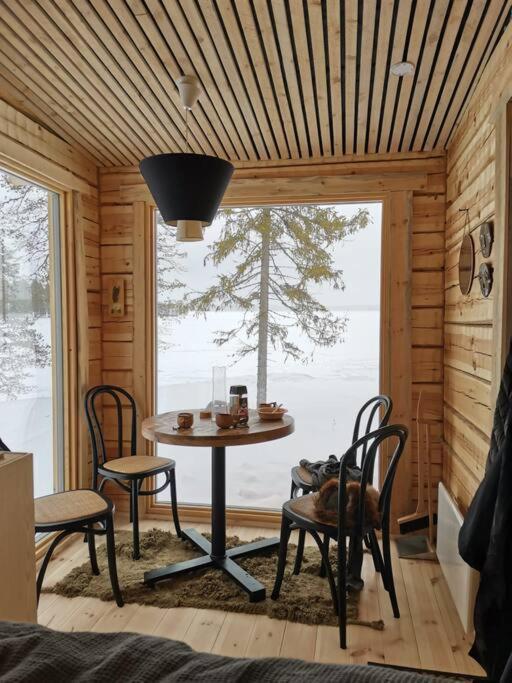 罗瓦涅米Wilderness Cabin Onnela的小屋内的房间,配有桌椅