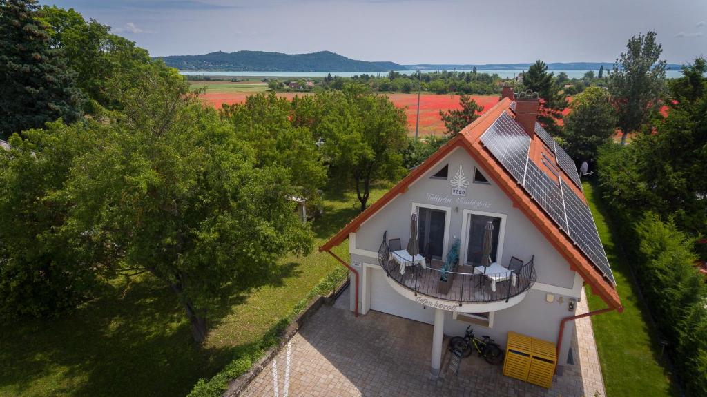 厄尔韦涅什Tulipán vendégház的享有白色房屋的顶部景色,设有阳台