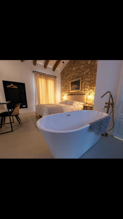 卡瓦内斯MEDITERRÀNIA RURAL的配有床的客房内的白色大浴缸