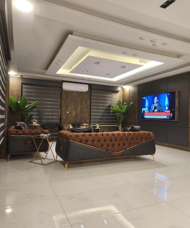 伊尔比德رويال جروب للشقق الفندقية的带沙发和平面电视的客厅